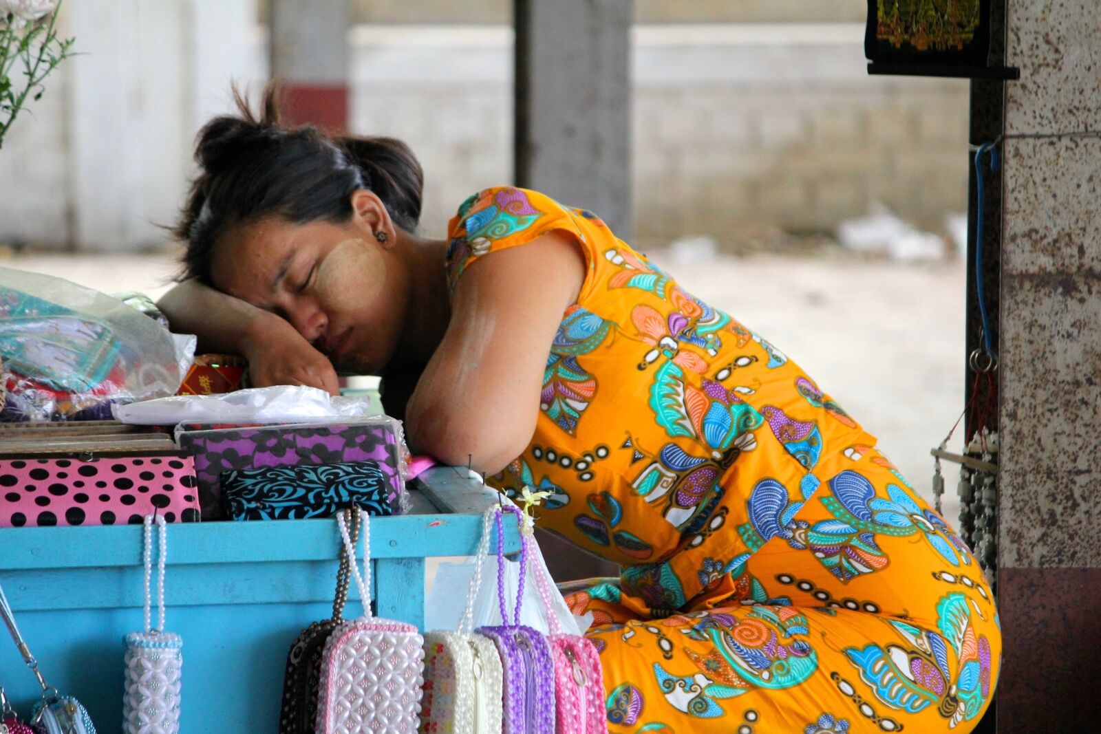 Canon EOS 550D (EOS Rebel T2i / EOS Kiss X4) sample photo. Burma, myanmar, woman photography