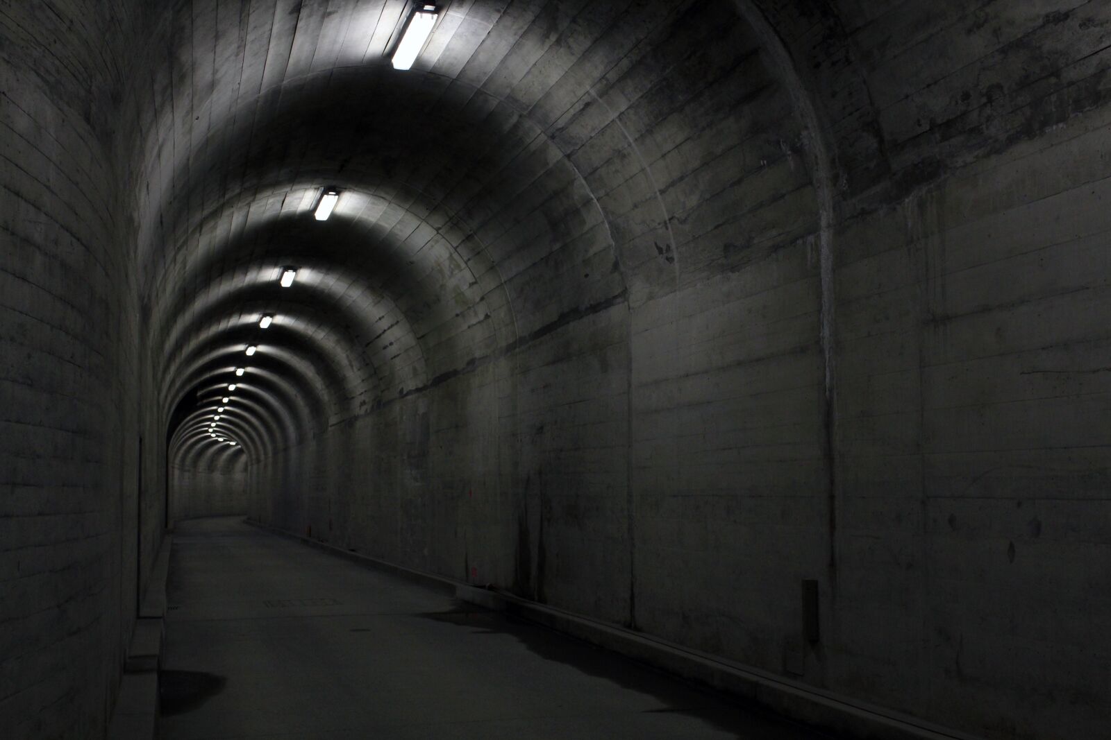 Canon EOS 600D (Rebel EOS T3i / EOS Kiss X5) sample photo. Tunnel, concrete, light photography