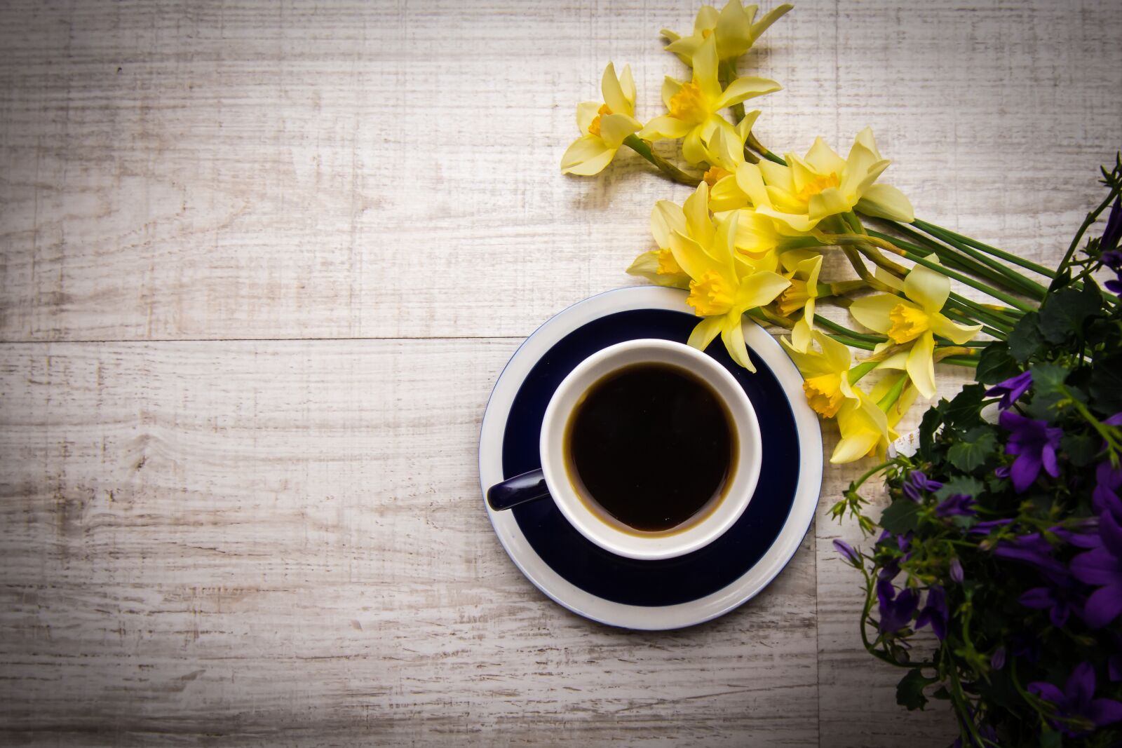 Nikon D7200 sample photo. Table, flower, wood photography
