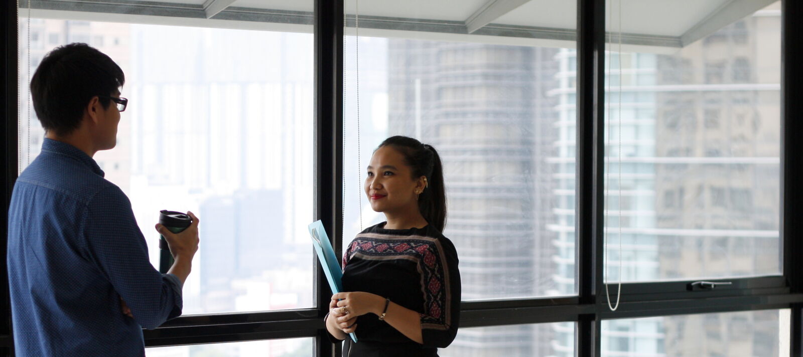 Canon EOS 450D (EOS Rebel XSi / EOS Kiss X2) + Canon EF 50mm F1.8 II sample photo. Coworker, discussing, discussion, office photography