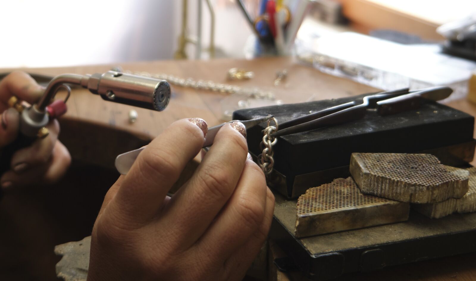 Fujifilm XF 18-55mm F2.8-4 R LM OIS sample photo. Jewellery, solder, chain photography