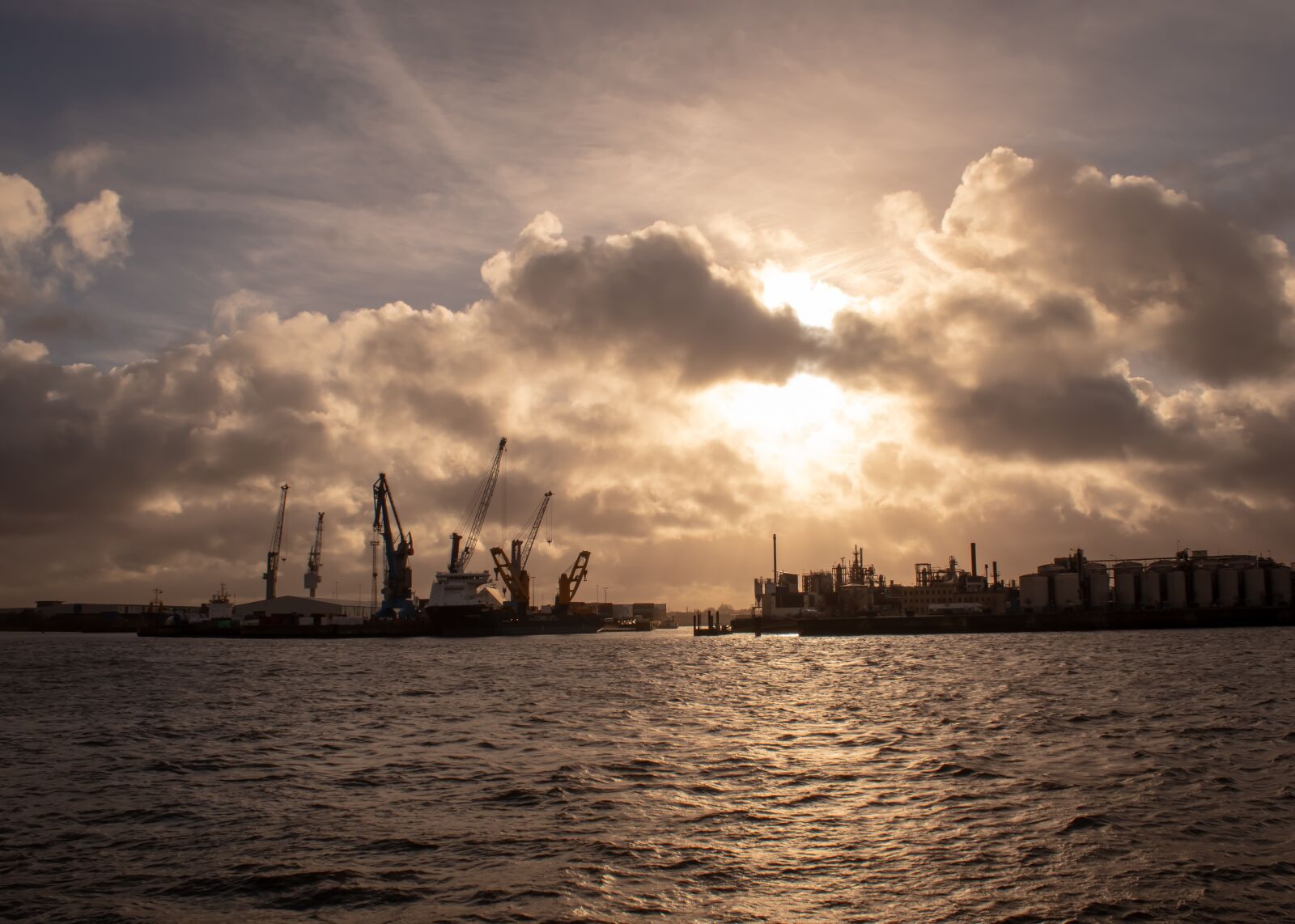 Canon EOS 200D (EOS Rebel SL2 / EOS Kiss X9) sample photo. Port, sky, hamburg photography