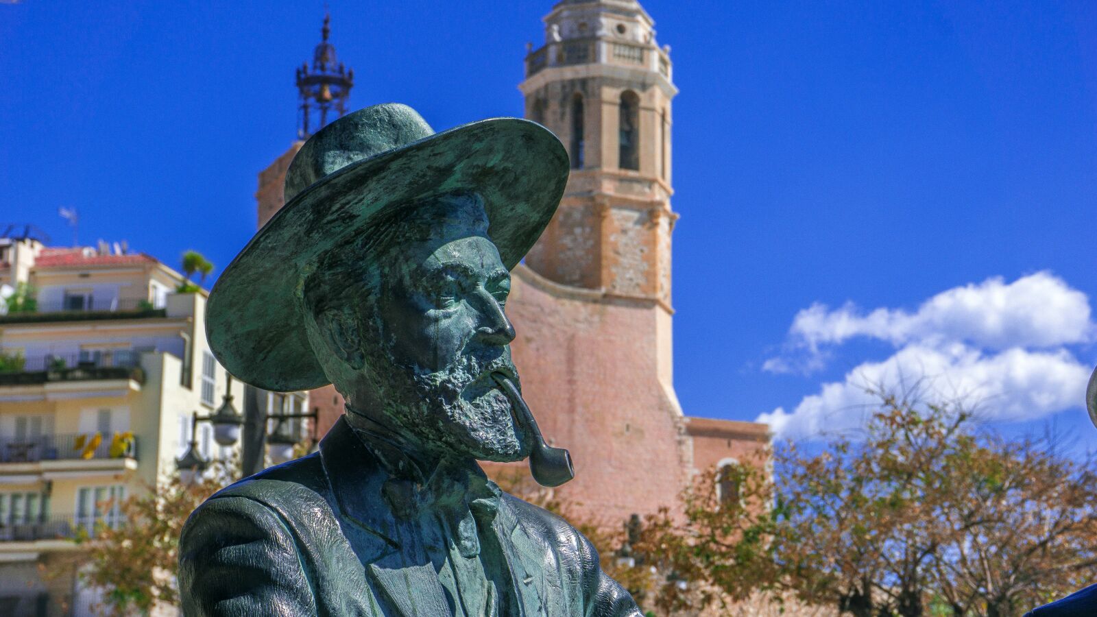 Sony E 16-50mm F3.5-5.6 PZ OSS sample photo. Bronze figure, architecture, travel photography