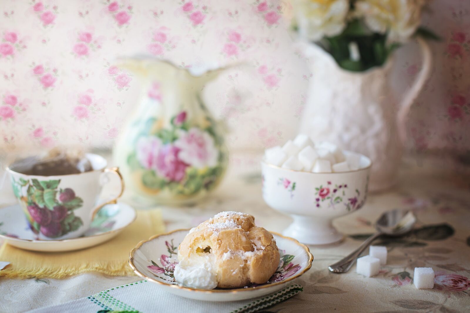 Canon EF 50mm F1.4 USM sample photo. Cream puff, tea, cream photography