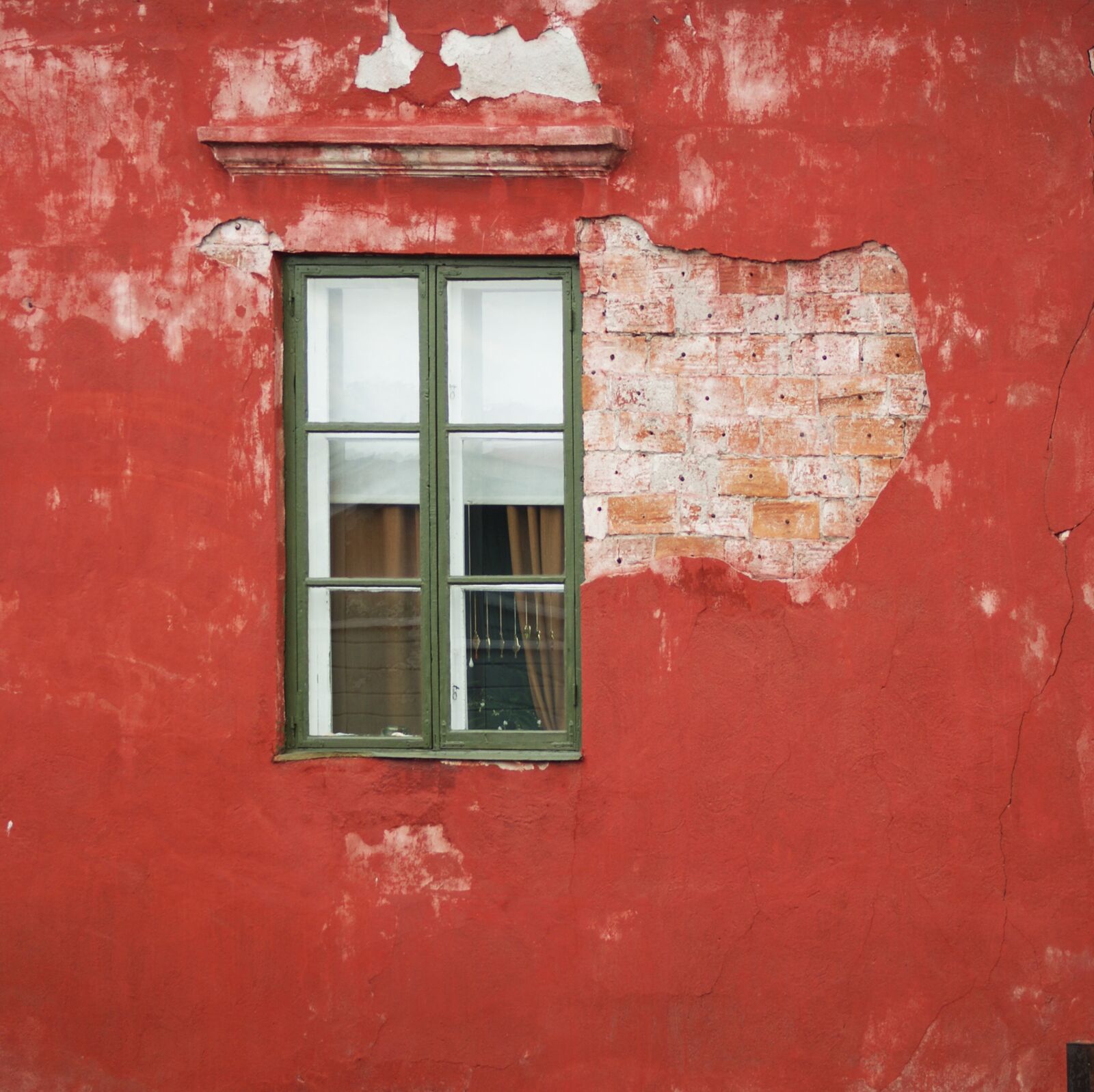 Sony Alpha DSLR-A330 sample photo. Window, red, city photography