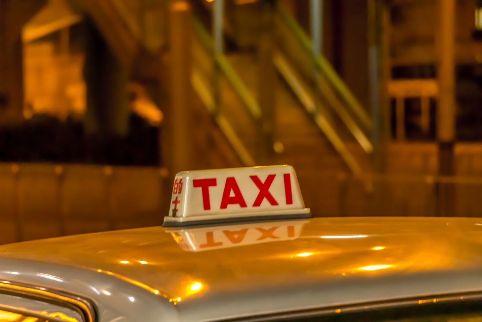Canon EF-S 18-135mm F3.5-5.6 IS USM sample photo. Taxi, hong kong, city photography