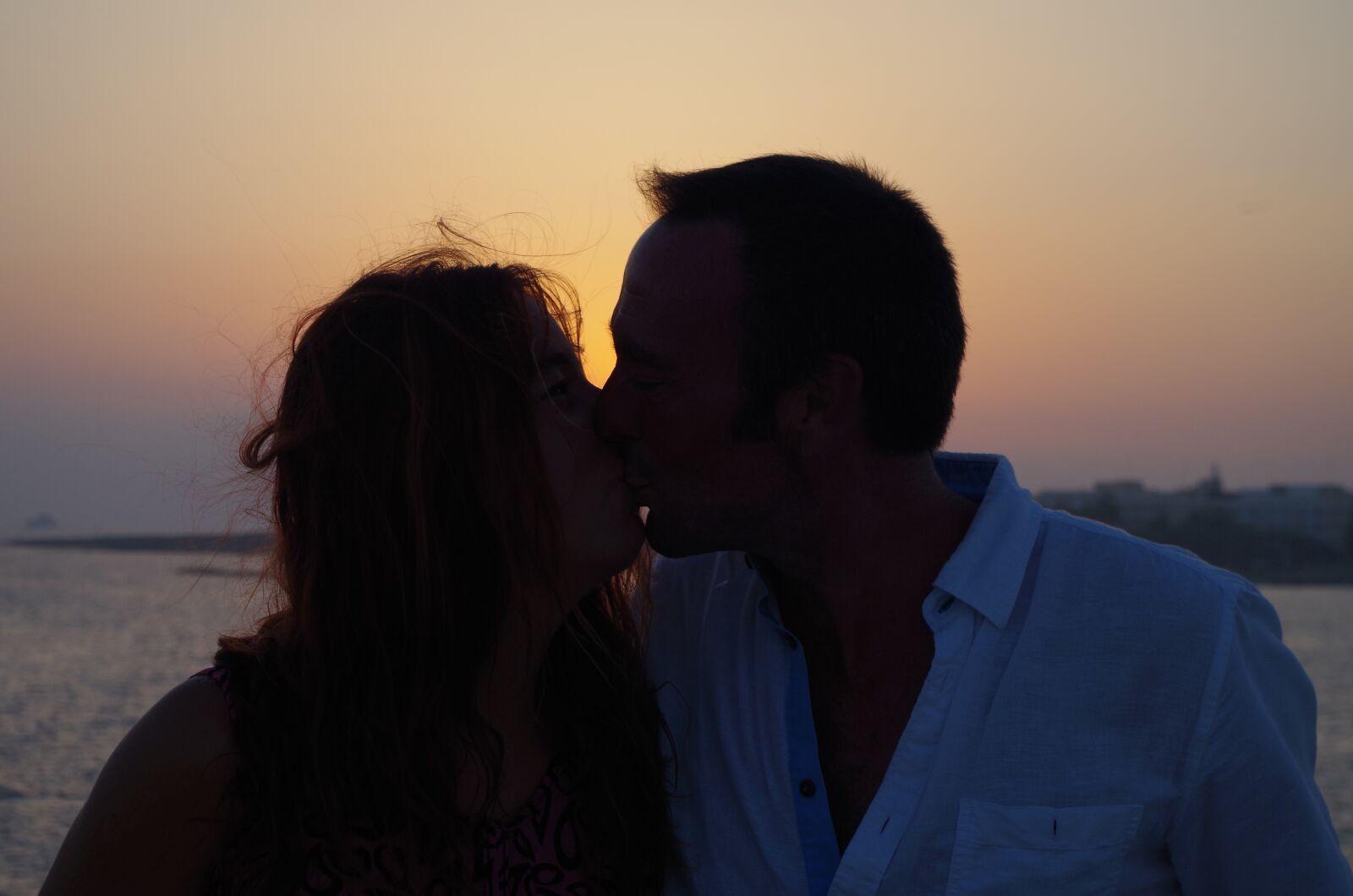 Pentax K-50 sample photo. Kiss, silhouette, love photography