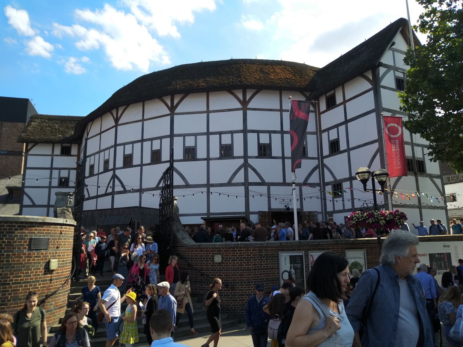 Xiaomi Mi A1 sample photo. Globe, london, theatre photography