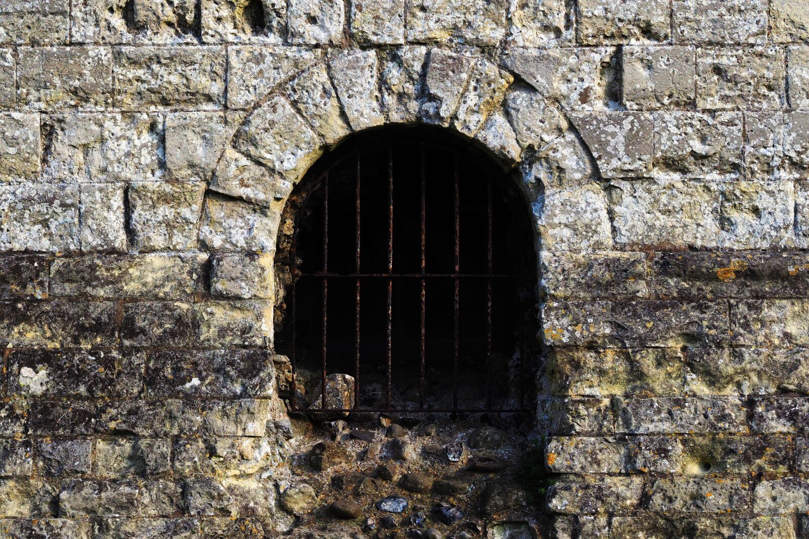 Olympus M.Zuiko Digital ED 75mm F1.8 sample photo. Dungeon, stone, tunnel photography