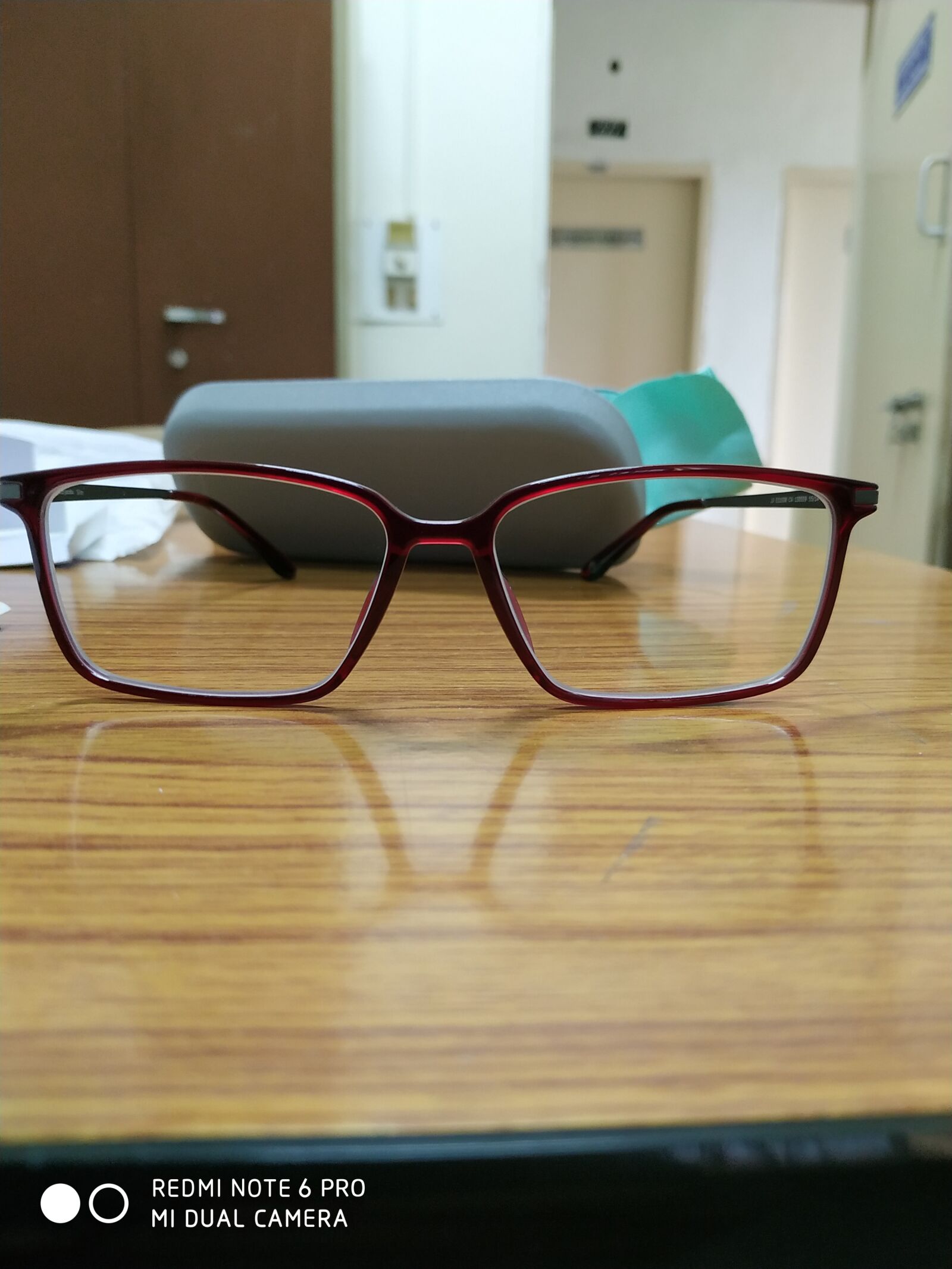 Xiaomi Redmi Note 6 Pro sample photo. Spectacles, girls, full rim photography