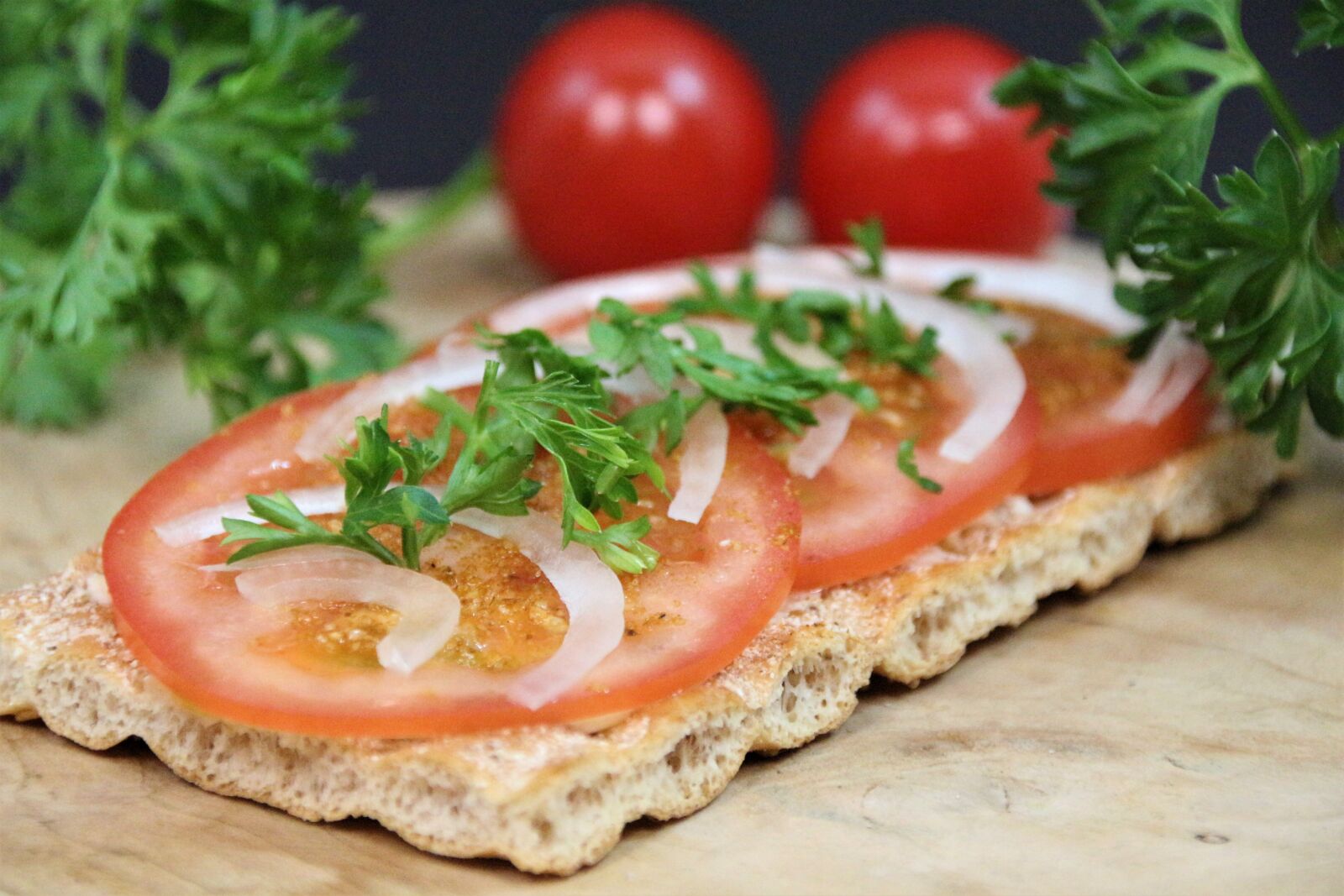 Canon EOS 700D (EOS Rebel T5i / EOS Kiss X7i) sample photo. Tomato, bread, food photography