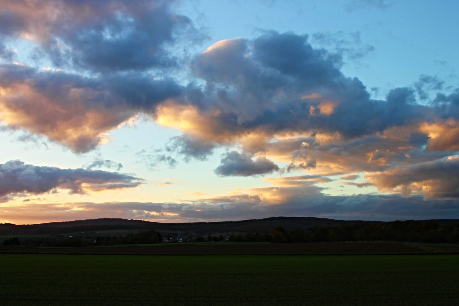 Canon EOS 1100D (EOS Rebel T3 / EOS Kiss X50) + Canon EF 28-80mm f/3.5-5.6 sample photo. Evening clouds, wolkenspiel, westerwald photography