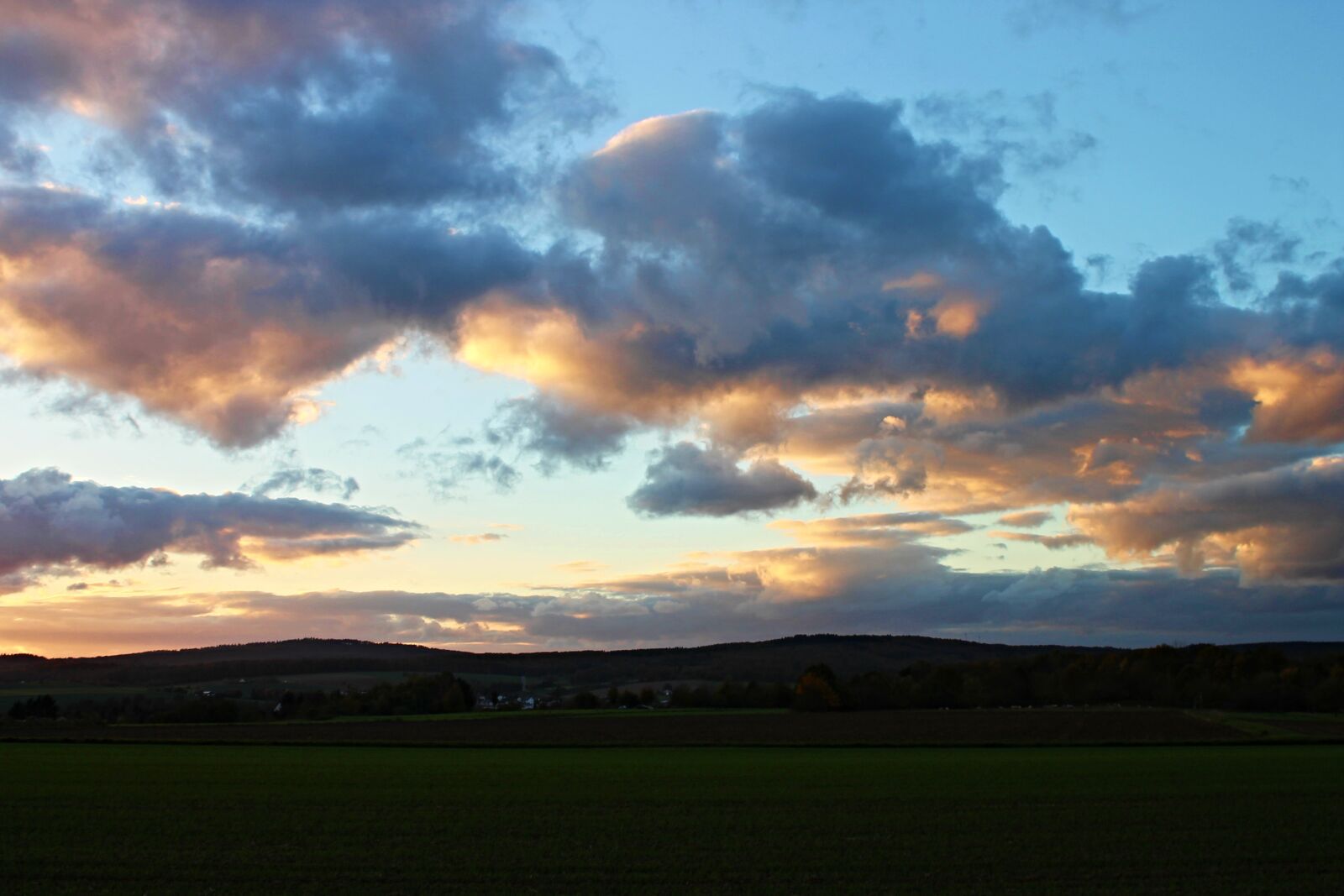 Canon EF 28-80mm f/3.5-5.6 sample photo. Evening clouds, wolkenspiel, westerwald photography