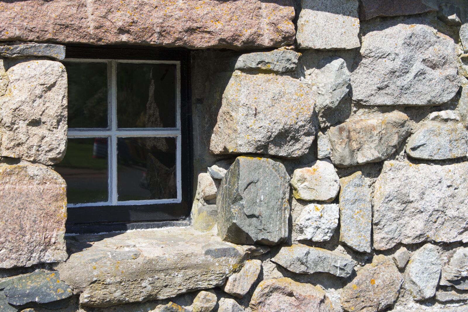 Canon EOS 650D (EOS Rebel T4i / EOS Kiss X6i) sample photo. Stone, wall, window photography