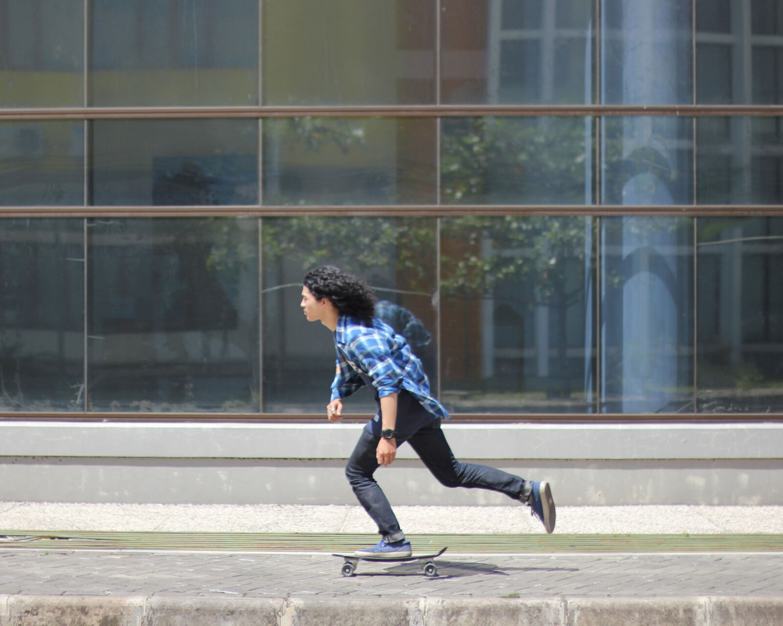 Canon EOS 550D (EOS Rebel T2i / EOS Kiss X4) sample photo. Balance, daylight, glass, man photography