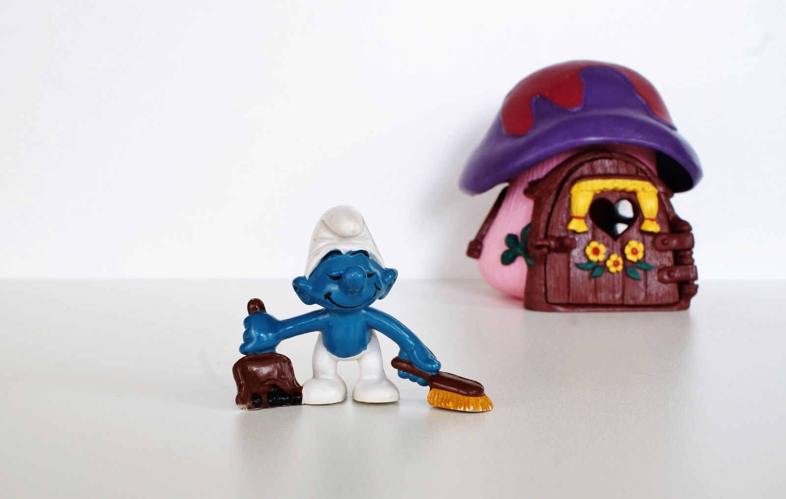 Sony DT 18-70mm F3.5-5.6 sample photo. Smurf, smurfs, figure photography