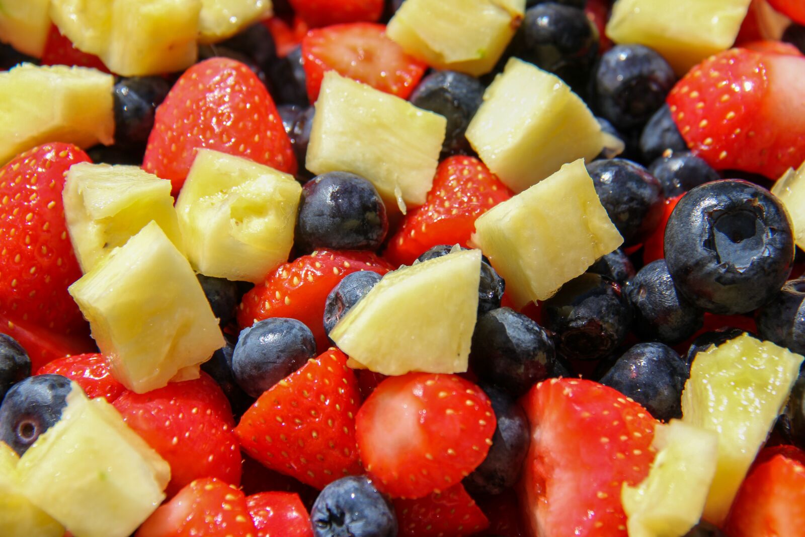 Canon EOS 7D sample photo. Strawberry, blueberry, pineapple photography