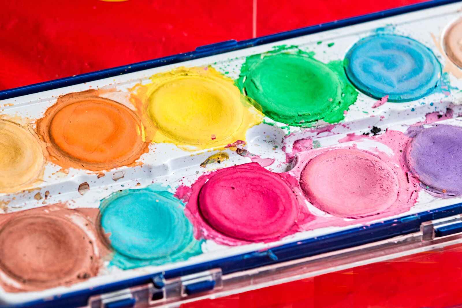 Canon EF 70-200mm F4L IS USM sample photo. Palette, brush, paint box photography