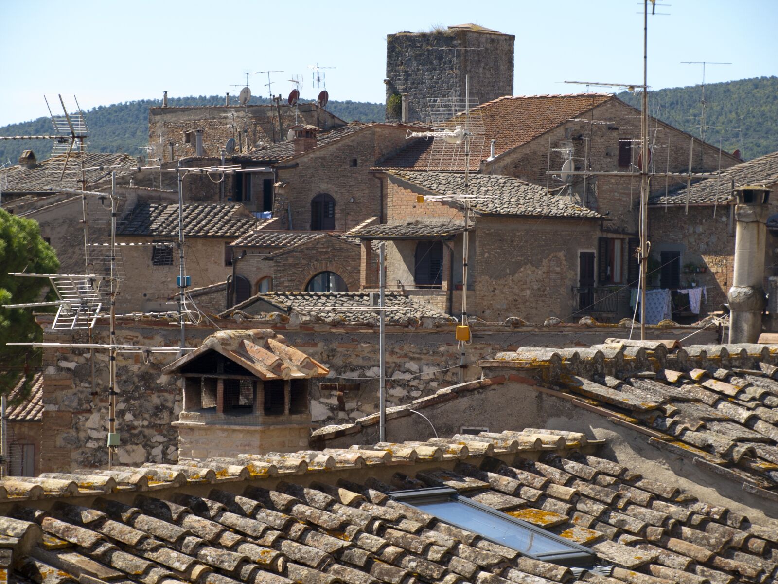 Olympus E-510 (EVOLT E-510) sample photo. Roof, roofs, antennas photography
