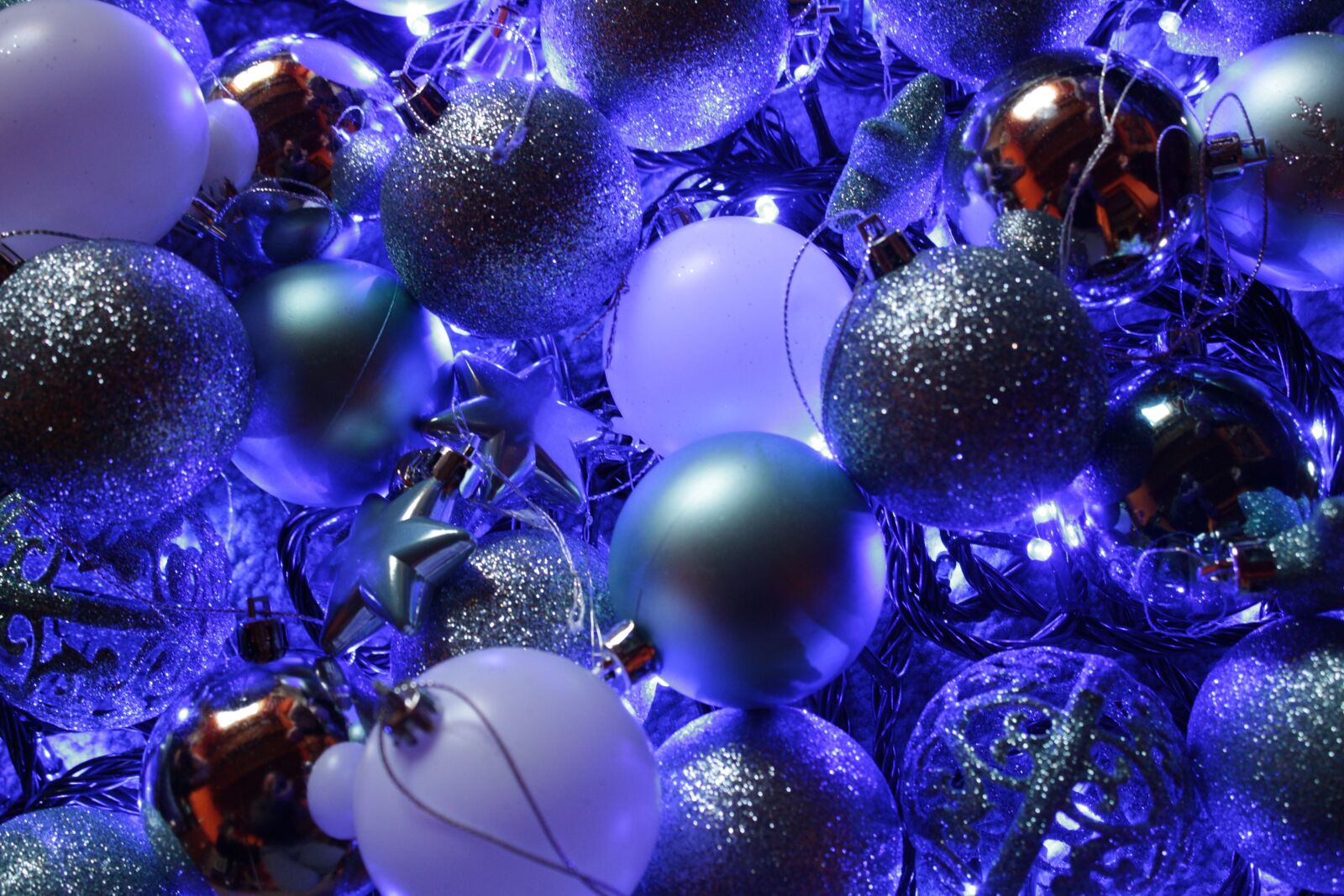 Canon EOS 100D (EOS Rebel SL1 / EOS Kiss X7) sample photo. Christmas, sphere, ornament photography