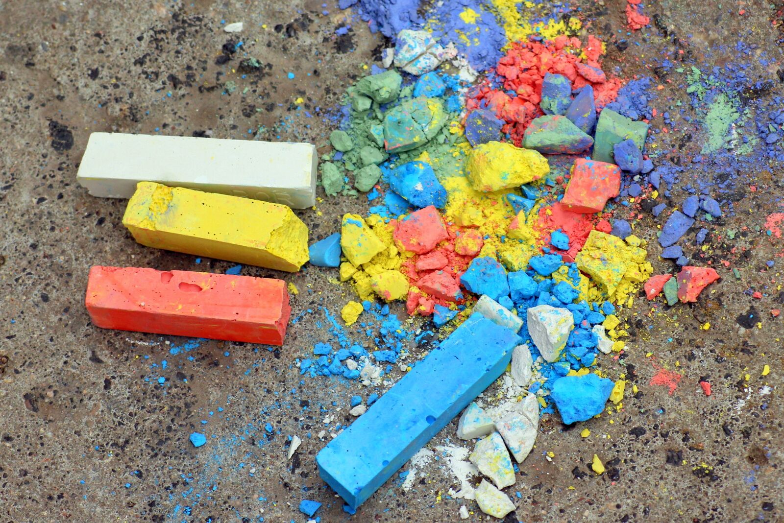 Canon EOS 1200D (EOS Rebel T5 / EOS Kiss X70 / EOS Hi) sample photo. Chalk, color, to draw photography