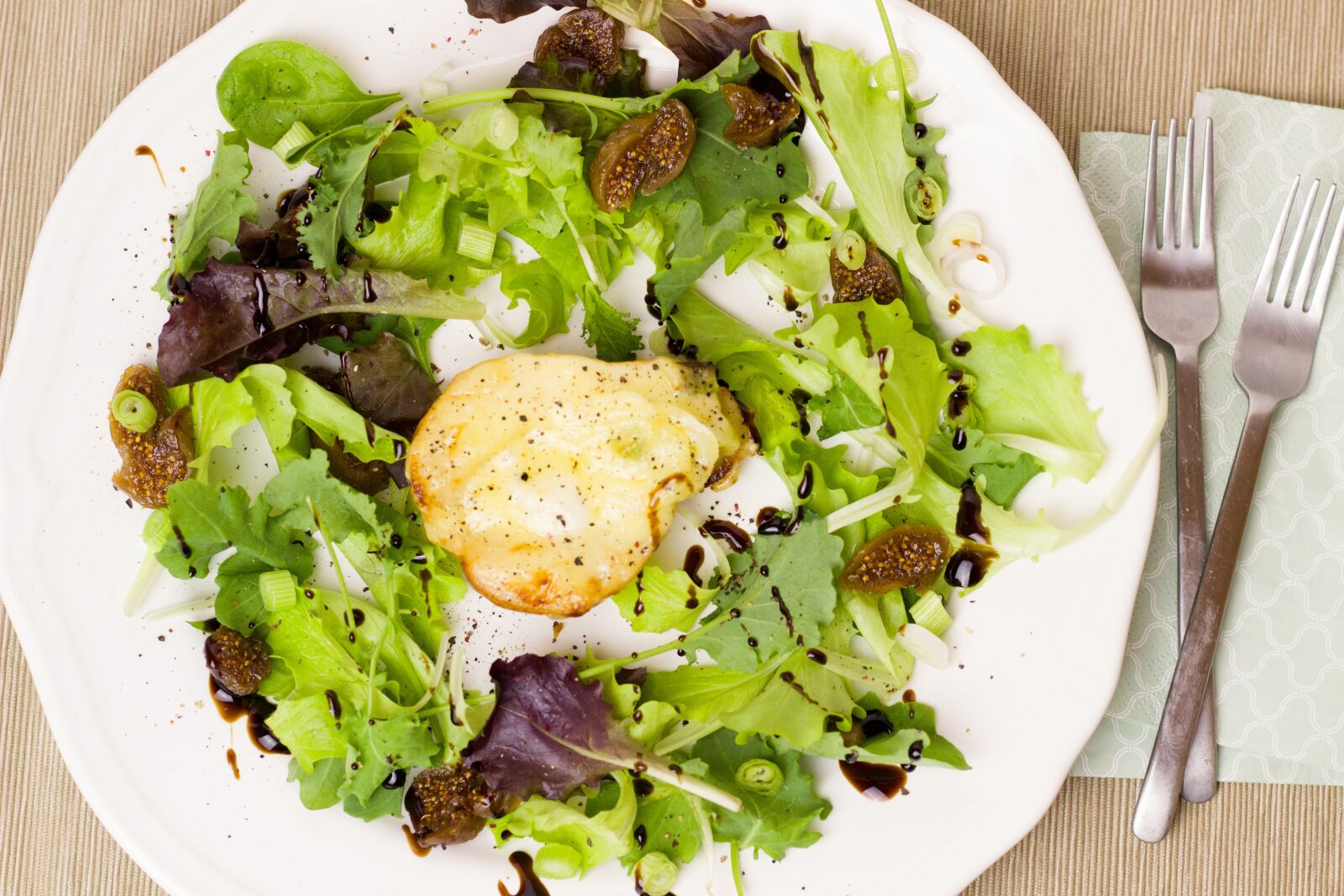 Canon EOS 600D (Rebel EOS T3i / EOS Kiss X5) + Canon EF 50mm F1.8 STM sample photo. Salad, pear, cheese photography