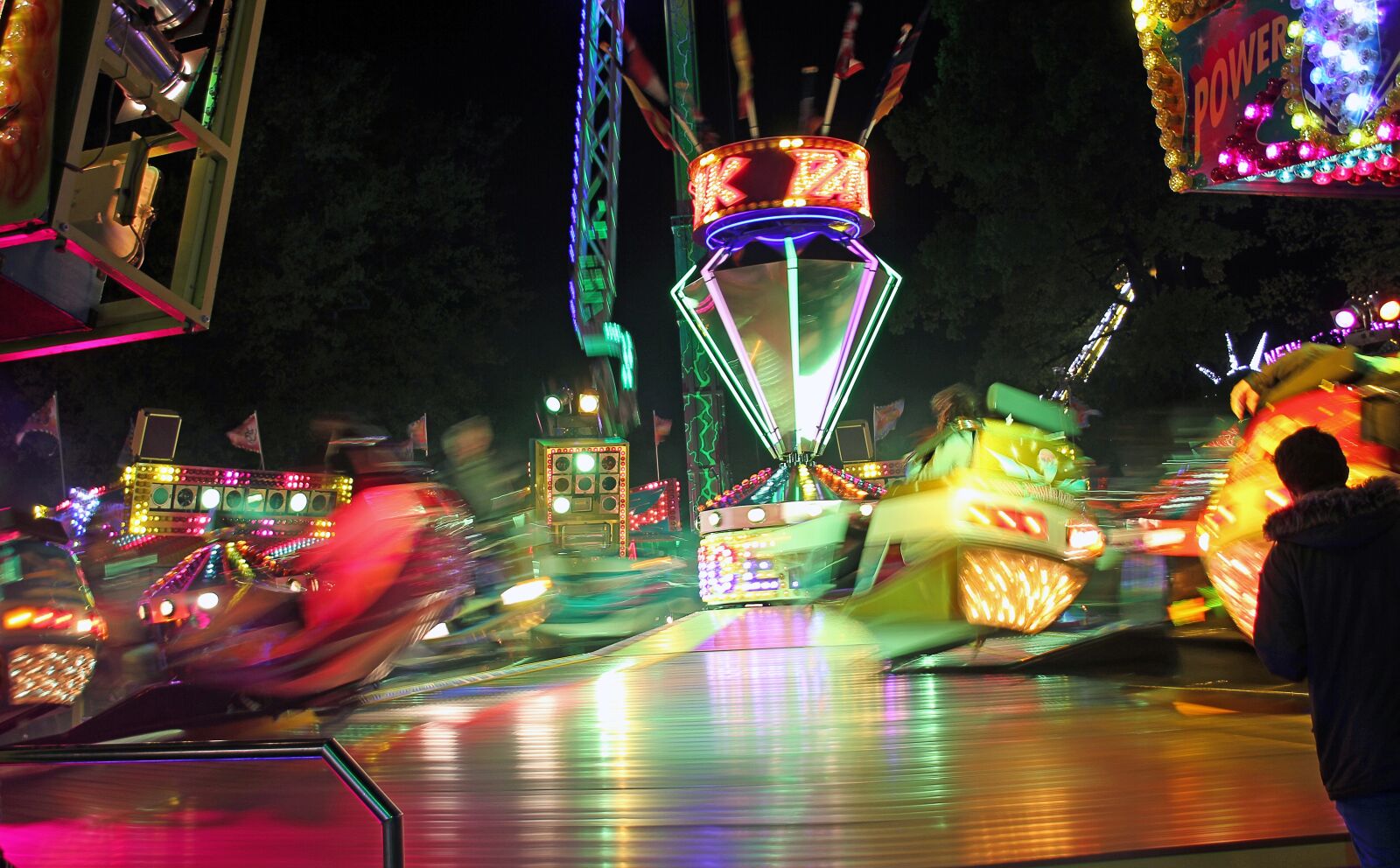 Canon EOS 550D (EOS Rebel T2i / EOS Kiss X4) sample photo. Funfair, party, evening photography