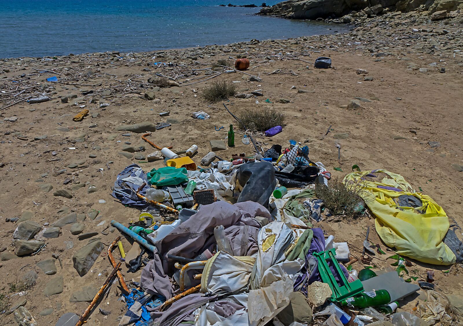 24-200mm F2.8 sample photo. Garbage, plastic waste, beach photography