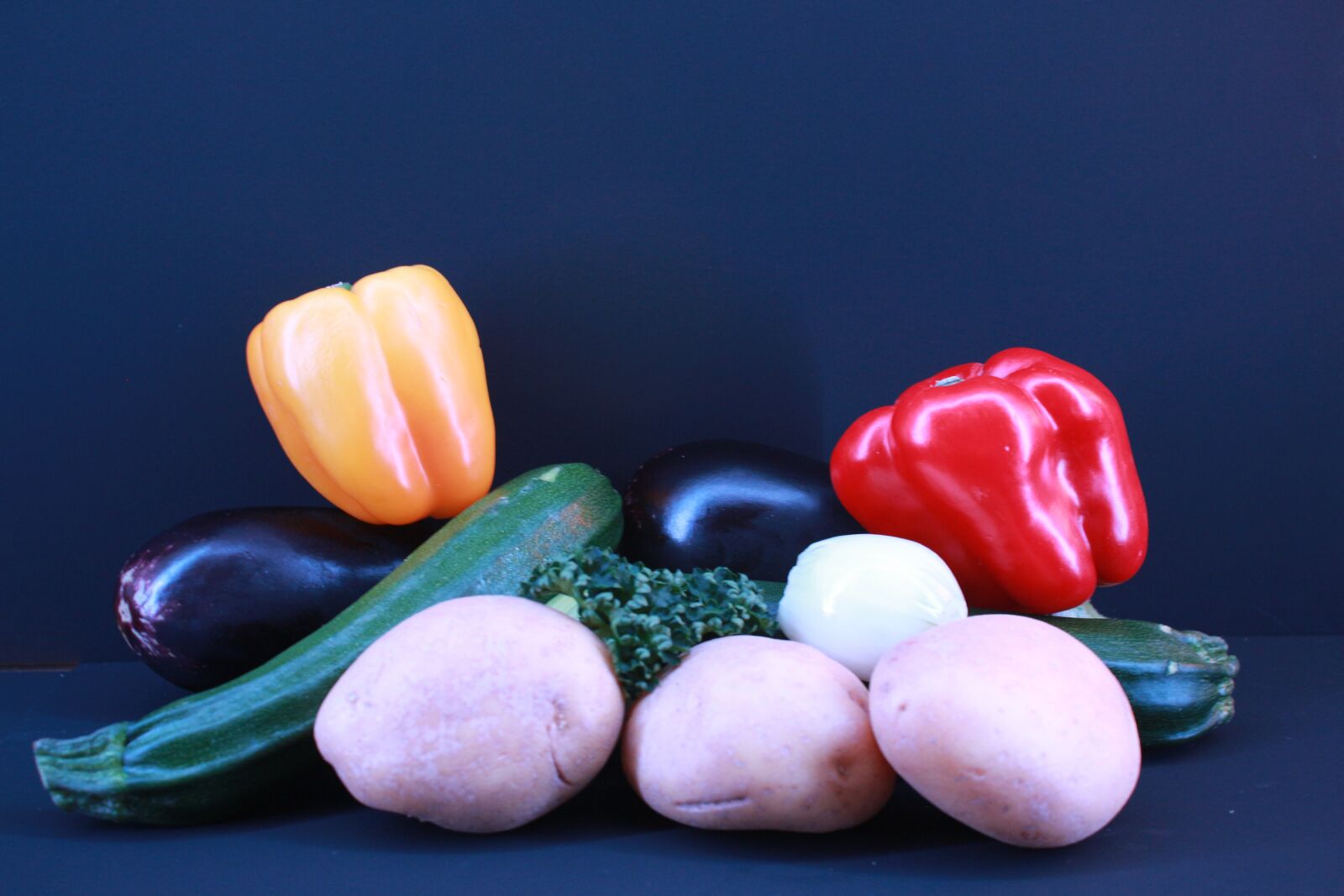 Canon EF-S 18-55mm F3.5-5.6 IS sample photo. Vegetables, paprika, cook photography