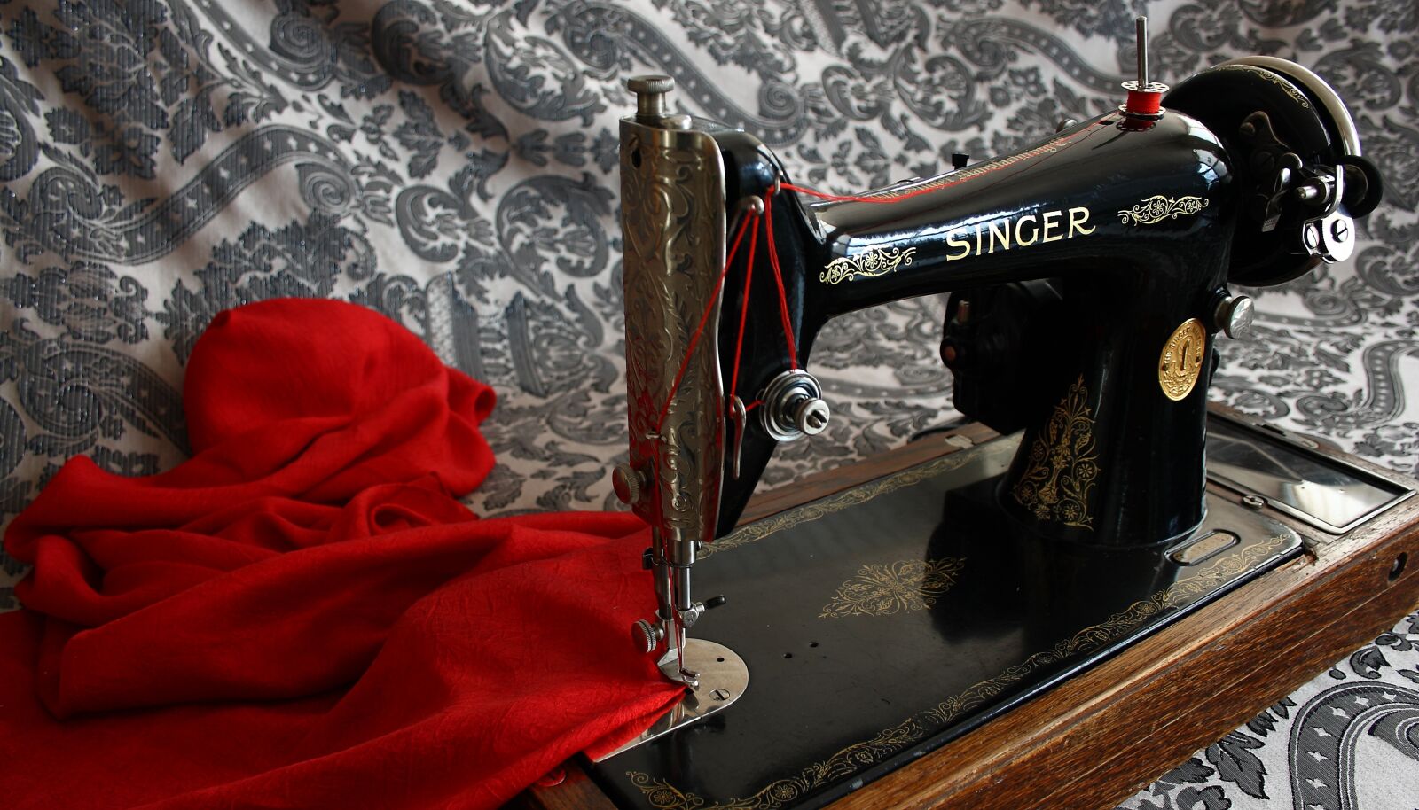 Canon EOS 400D (EOS Digital Rebel XTi / EOS Kiss Digital X) sample photo. Sewing machine, antique, vintage photography