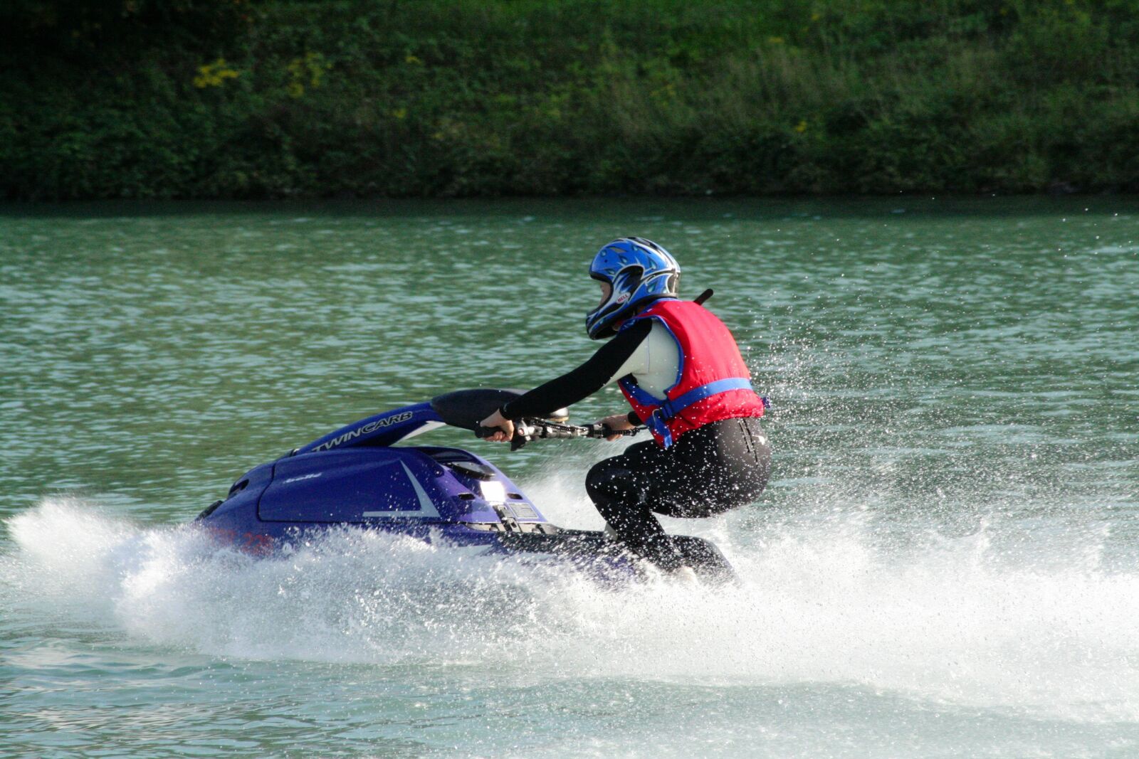 Canon EOS 350D (EOS Digital Rebel XT / EOS Kiss Digital N) sample photo. Sport, helmet, water photography