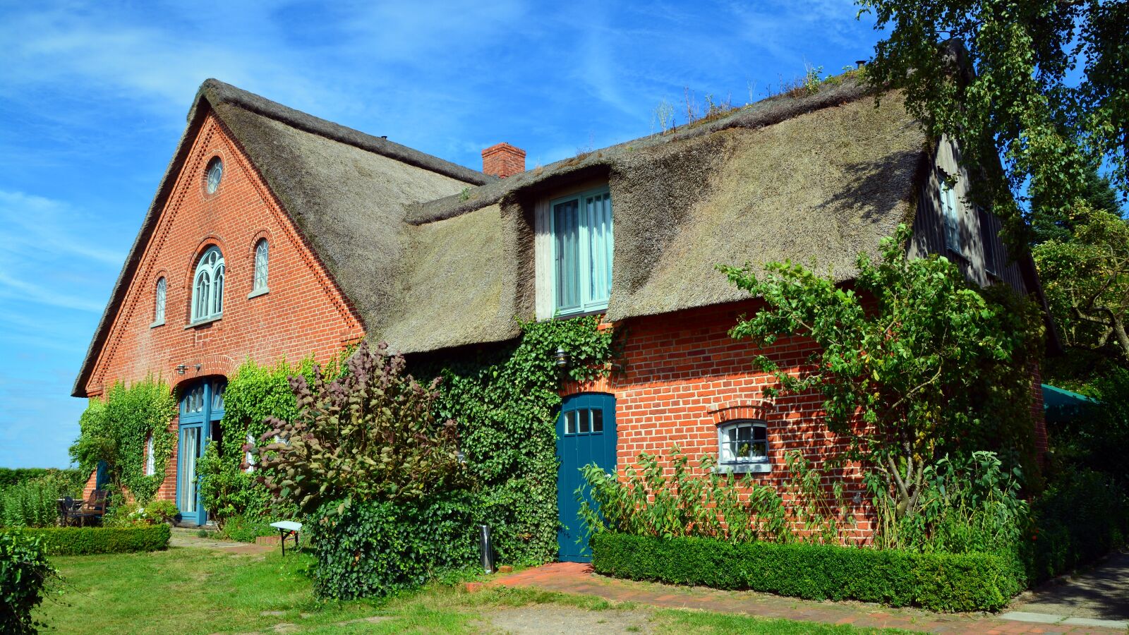 Nikon D5200 sample photo. Thatched cottage, rural, reed photography