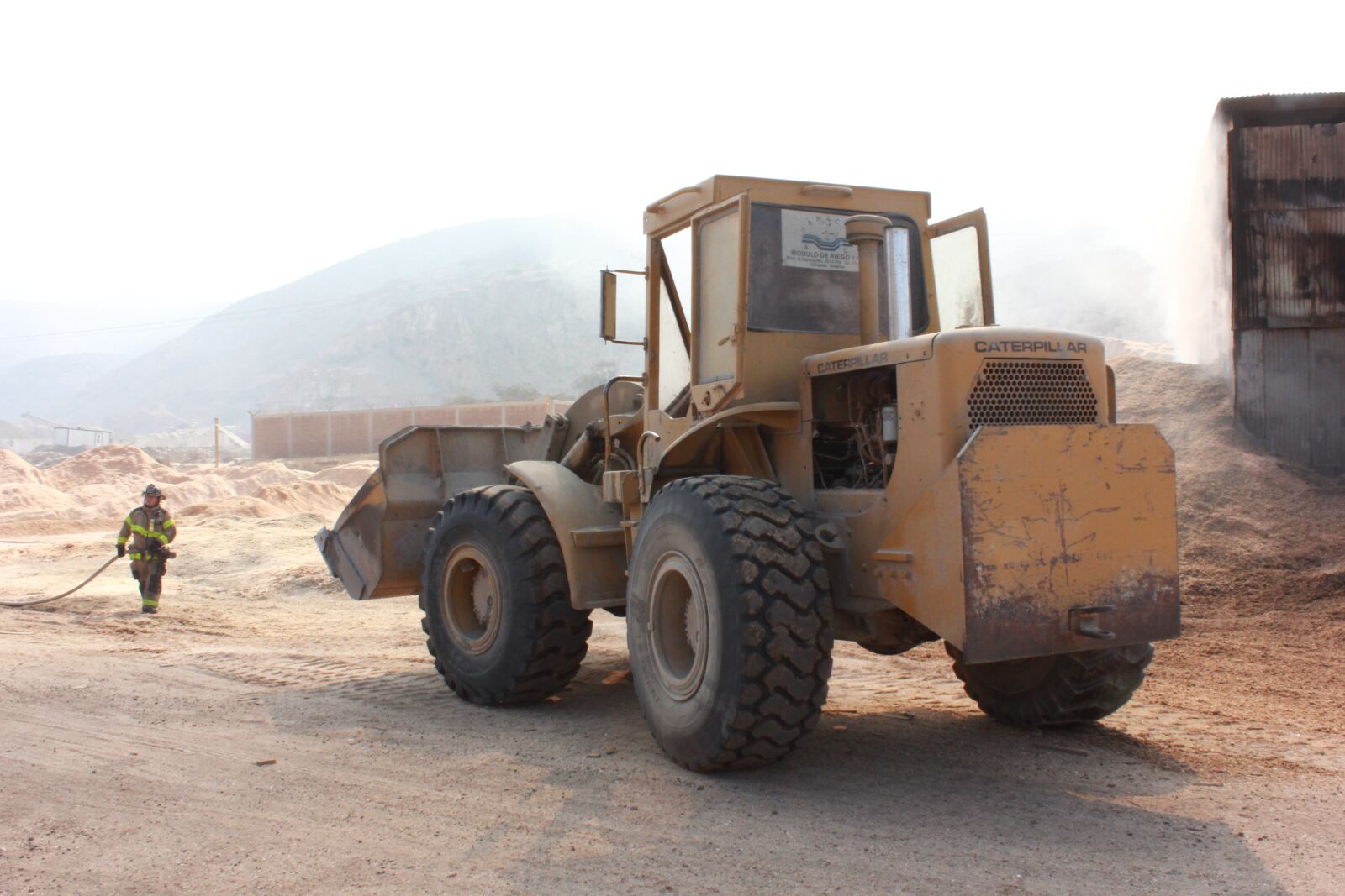 Canon EOS 600D (Rebel EOS T3i / EOS Kiss X5) sample photo. Fire, machinery, caterpila photography