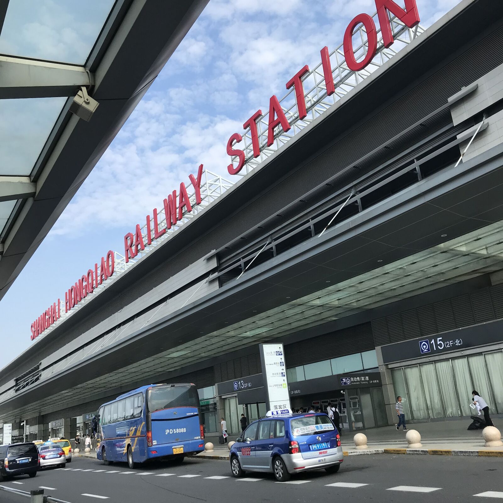 iPhone 7 Plus back dual camera 3.99mm f/1.8 sample photo. Shanghai, hongqiao, train station photography