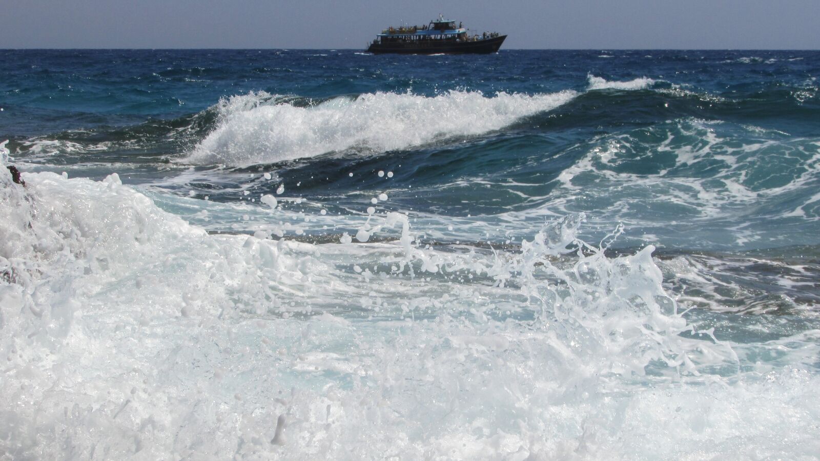 Canon PowerShot SX400 IS sample photo. Wave, smashing, foam photography