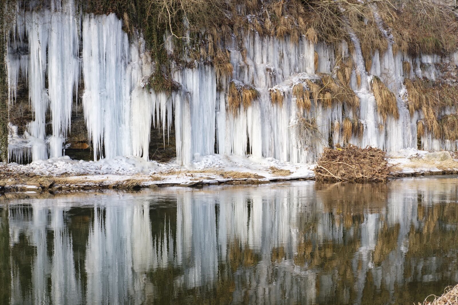 Fujifilm X-T2 + Fujifilm XF 35mm F2 R WR sample photo. Icicle, ice, ice wall photography