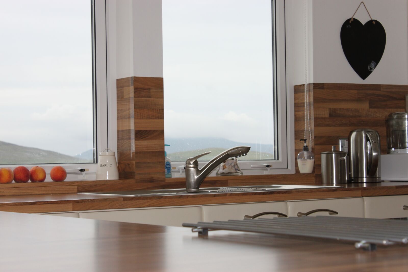 Canon EOS 500D (EOS Rebel T1i / EOS Kiss X3) sample photo. Kitchen, interior kitchen, taps photography