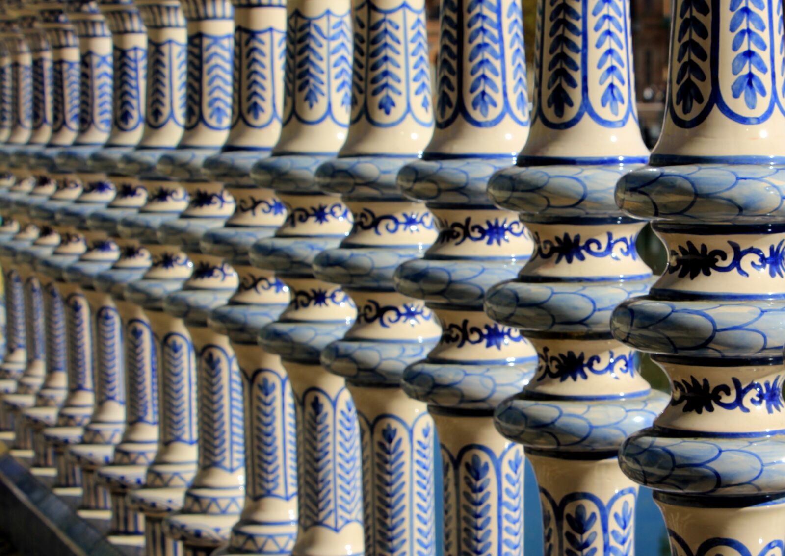 Canon EOS 550D (EOS Rebel T2i / EOS Kiss X4) sample photo. Blue, white, ceramic photography