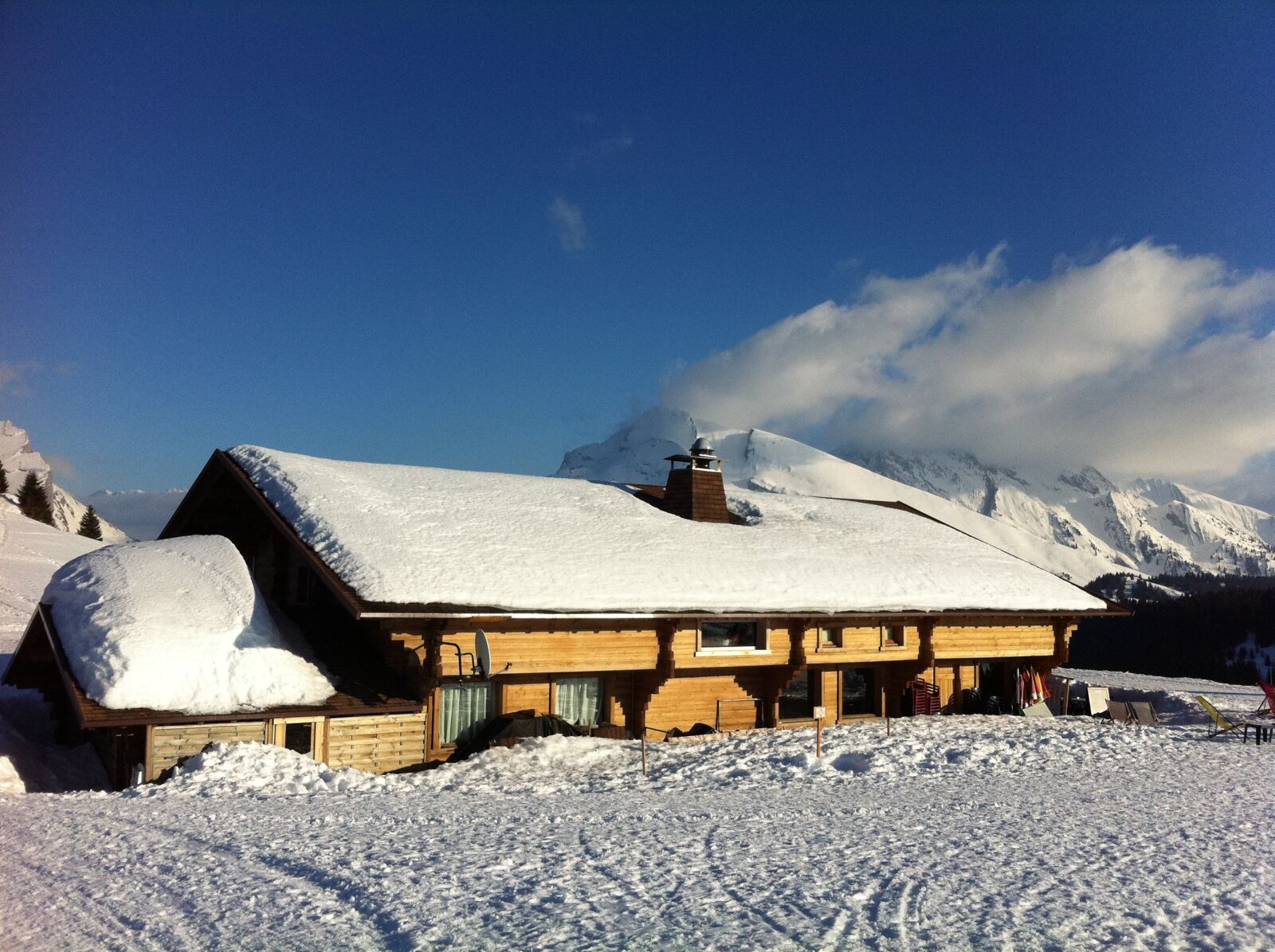 Apple iPhone 4 sample photo. Winter, cottage, snow photography