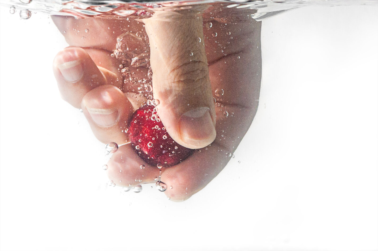 Nikon AF-S Nikkor 85mm F1.8G sample photo. Hand, water, underwater, bubbles photography