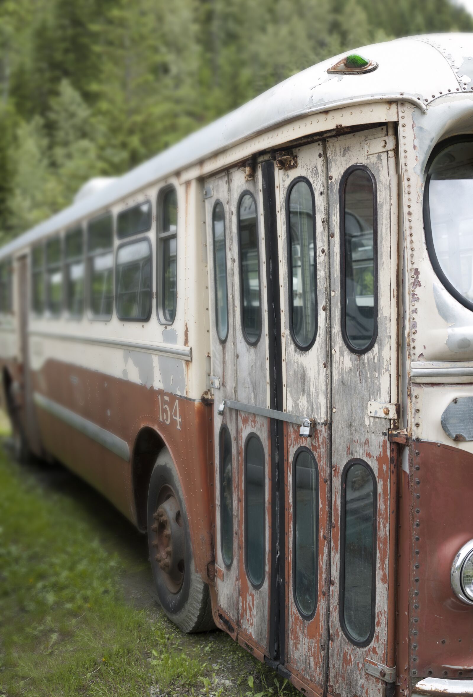 Nikon D50 sample photo. Bus, vintage, peeling photography