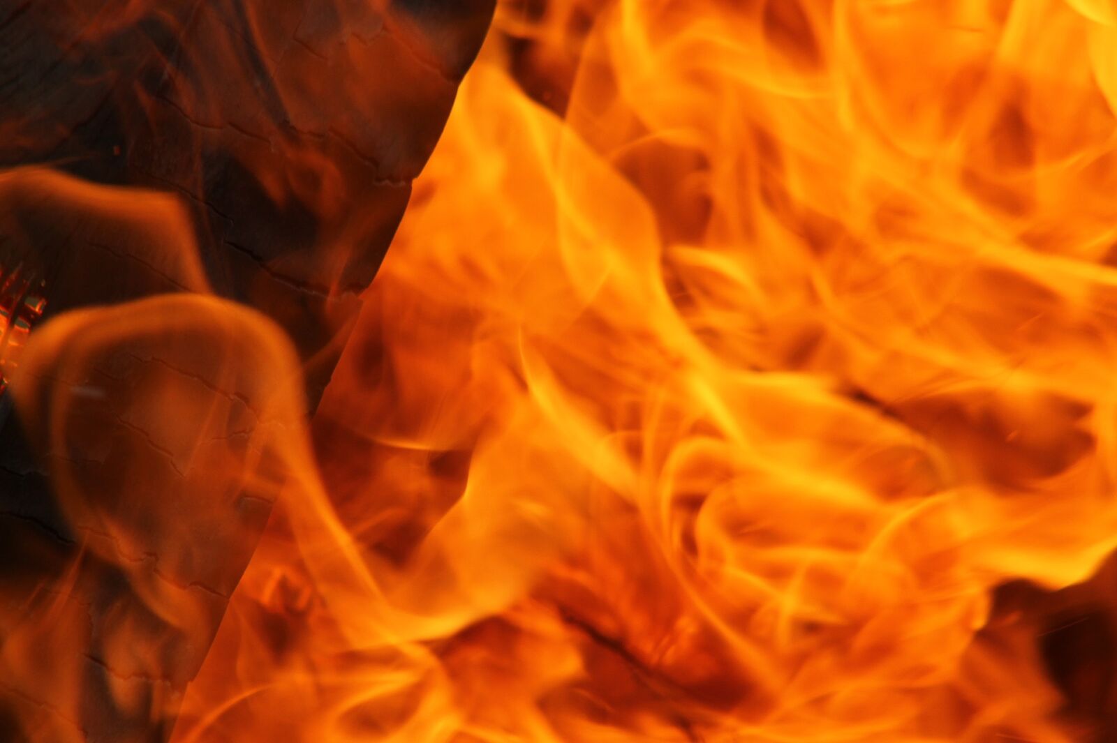 Canon EOS 1100D (EOS Rebel T3 / EOS Kiss X50) sample photo. Engulf, fire, raging photography