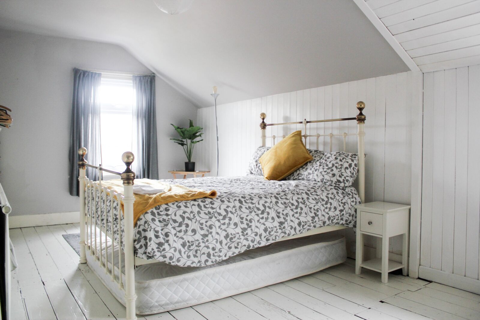 Canon EF-S 18-55mm F3.5-5.6 IS sample photo. Clean, cosy bedroom, luxury photography