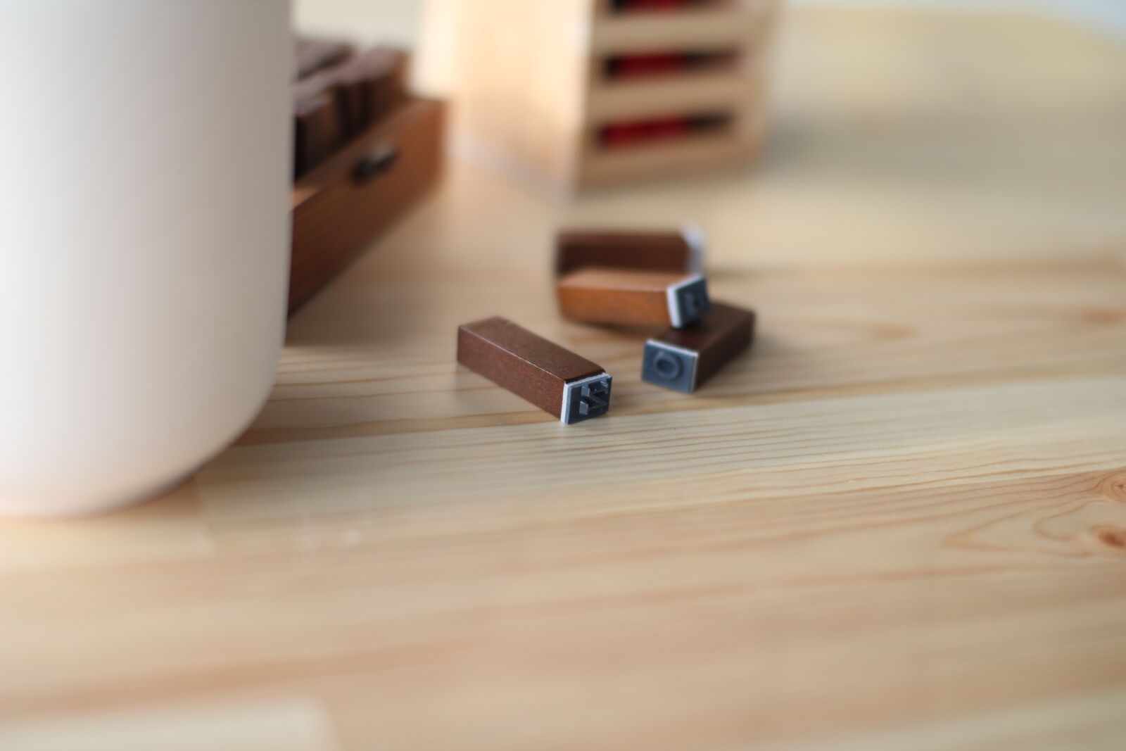 Canon EOS 600D (Rebel EOS T3i / EOS Kiss X5) sample photo. Desk, seal, pencil arrangement photography