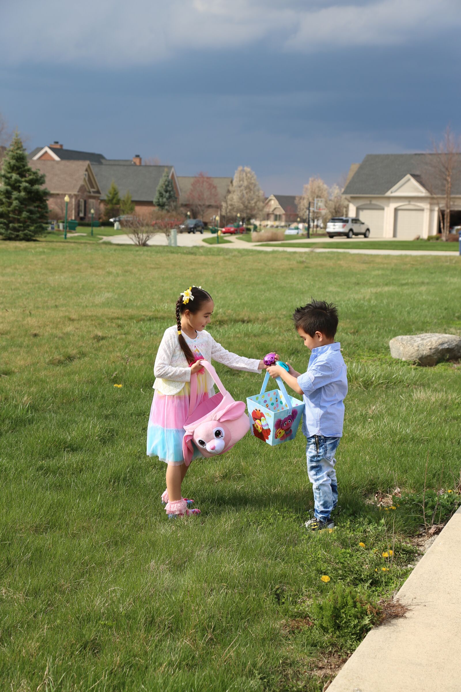 Canon EF 24-105mm F4L IS USM sample photo. Easter, egg hunt, siblings photography