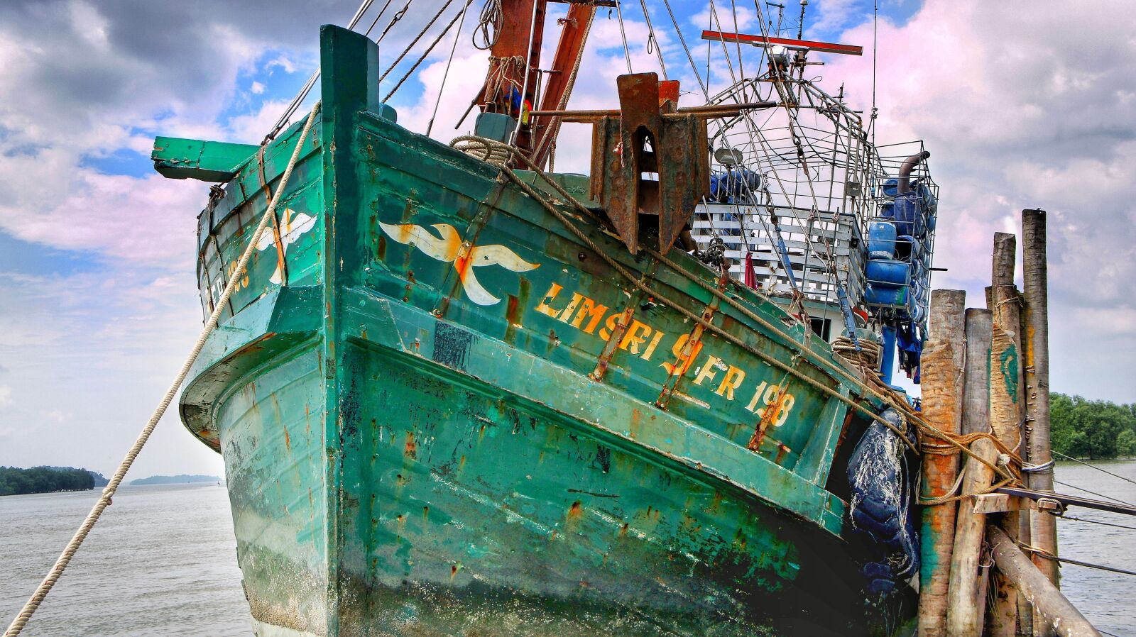 Sony Alpha NEX-3 + Sony E 18-55mm F3.5-5.6 OSS sample photo. Fishing, trawler, boat photography