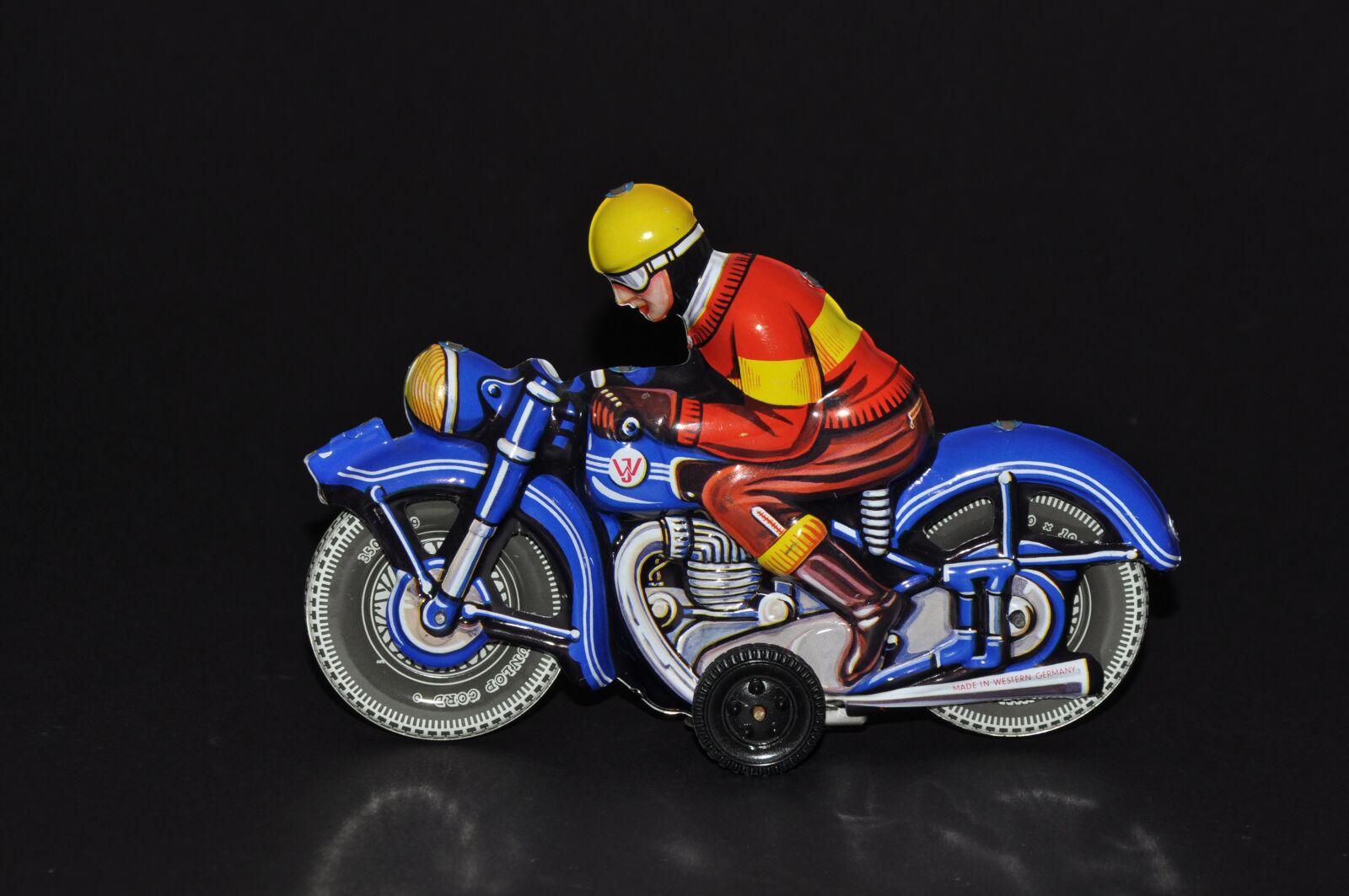 Nikon D5000 sample photo. Toys, sheet, tin toys photography