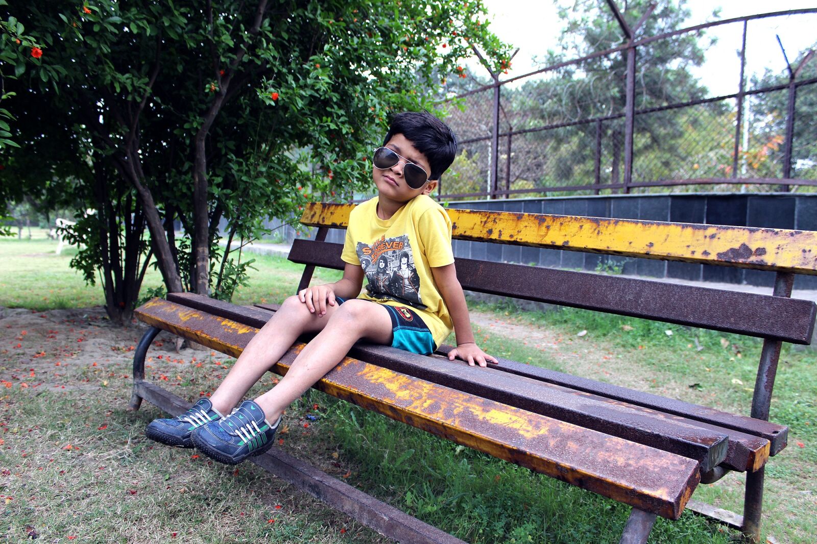 Canon EOS 600D (Rebel EOS T3i / EOS Kiss X5) sample photo. Alone, boy, park photography