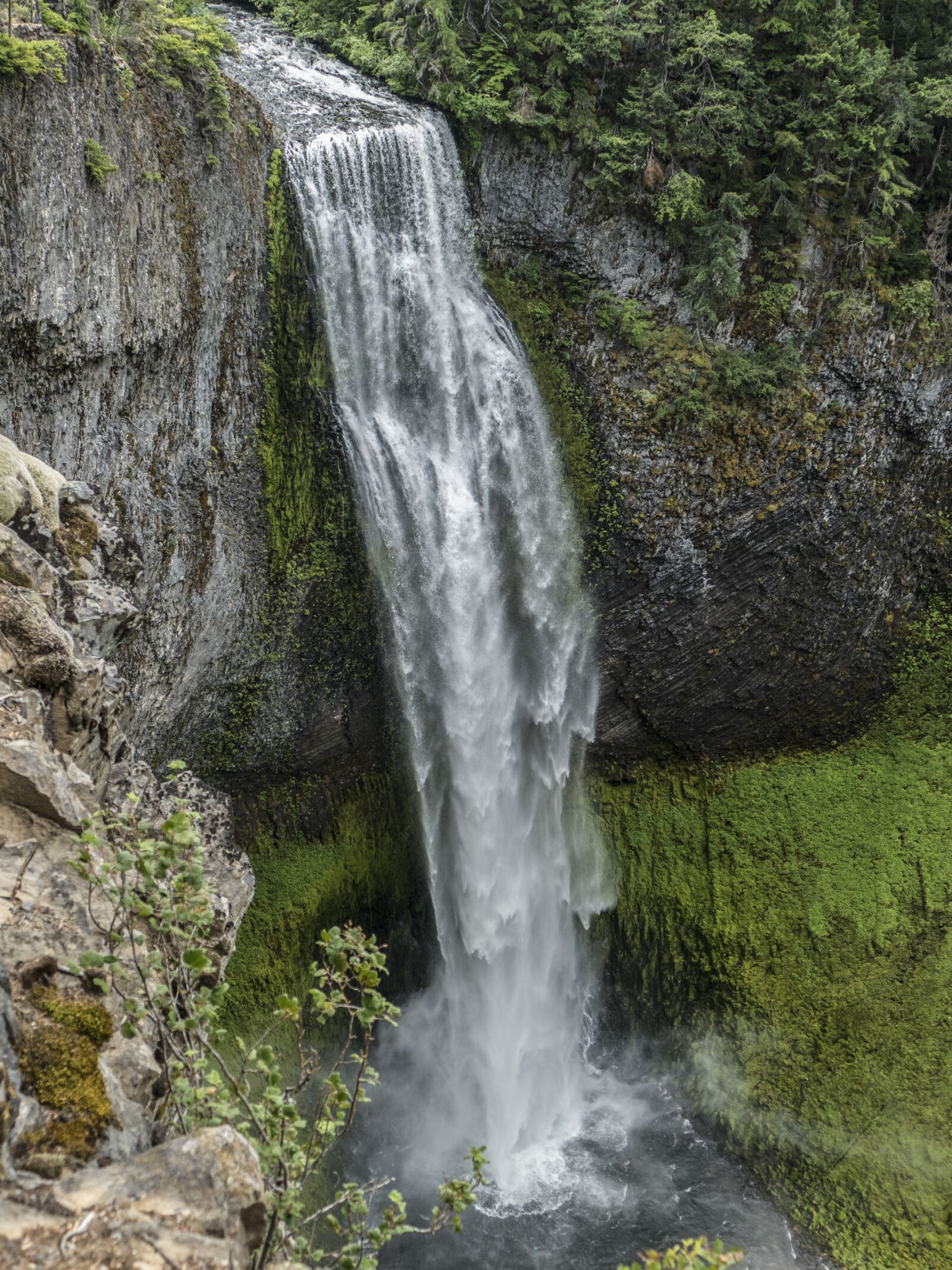 Panasonic Lumix DMC-FZ1000 sample photo. Waterfall, mountains, scenic photography