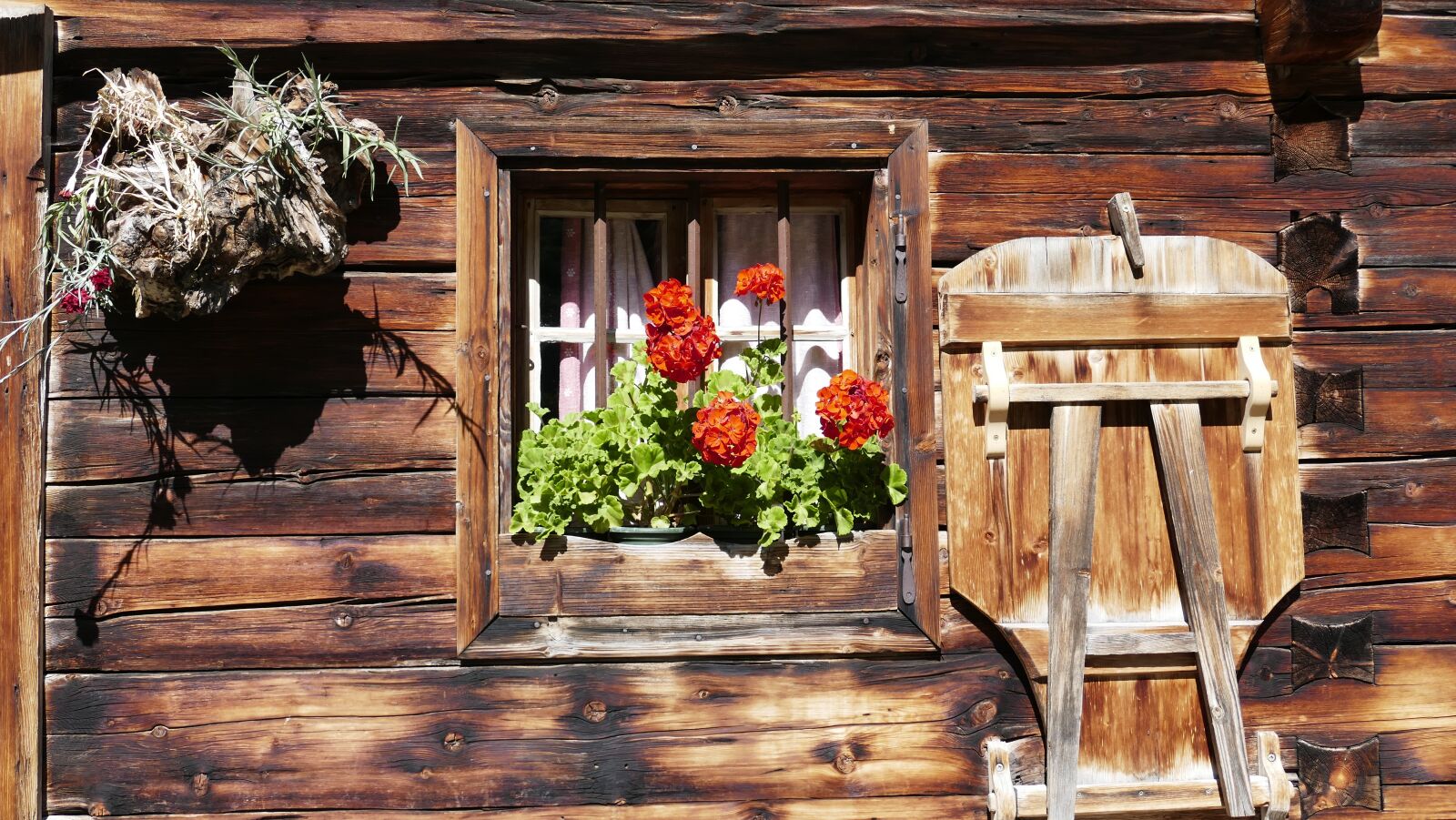 Panasonic Lumix DMC-FZ1000 sample photo. Window, house, architecture photography